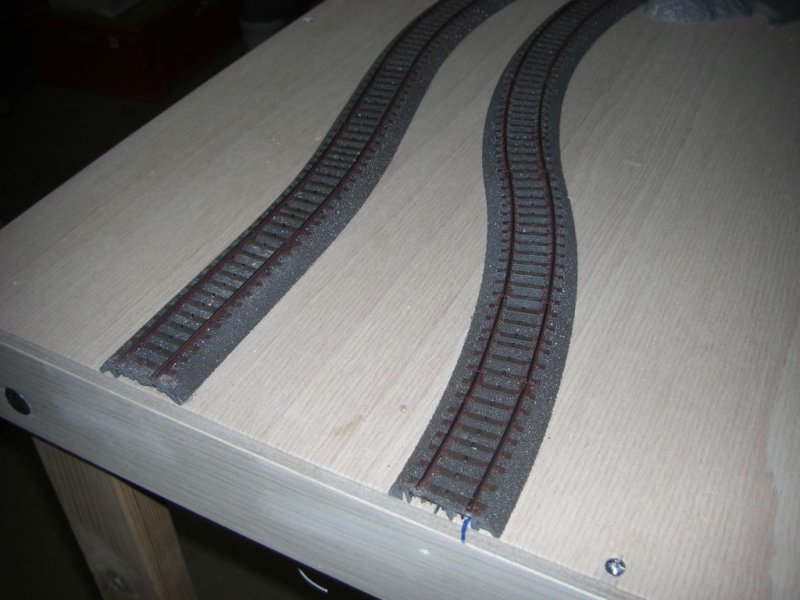 bergang zum nchsten Segment  Sgewerk  Links die Hauptstrecke, rechts der Gleisanschluss.
C-Gleis wurde abgeschnitten, geschliffen und Mittels Schrauben fixiert.
