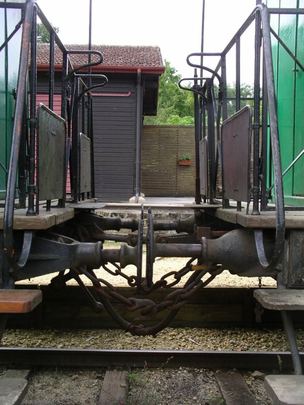 �bergang zwischen zwei 2-achsigen Personenwagen mit Stangenpuffern

21.09.2004
Sabres