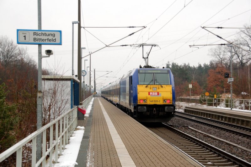 berholfahrt in Burgkemnitz: Der Interconnex berholt am 22.02.09 eine RB nach Lutherstadt Wittenberg.