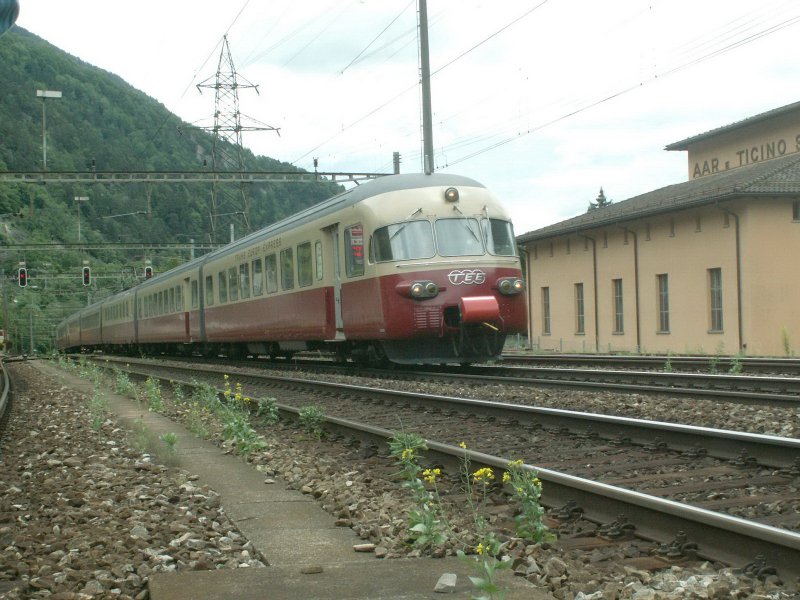 berholung des Dampf Extrazuges durch den TEE  Gottardo  in Lavorgo 02.06.07