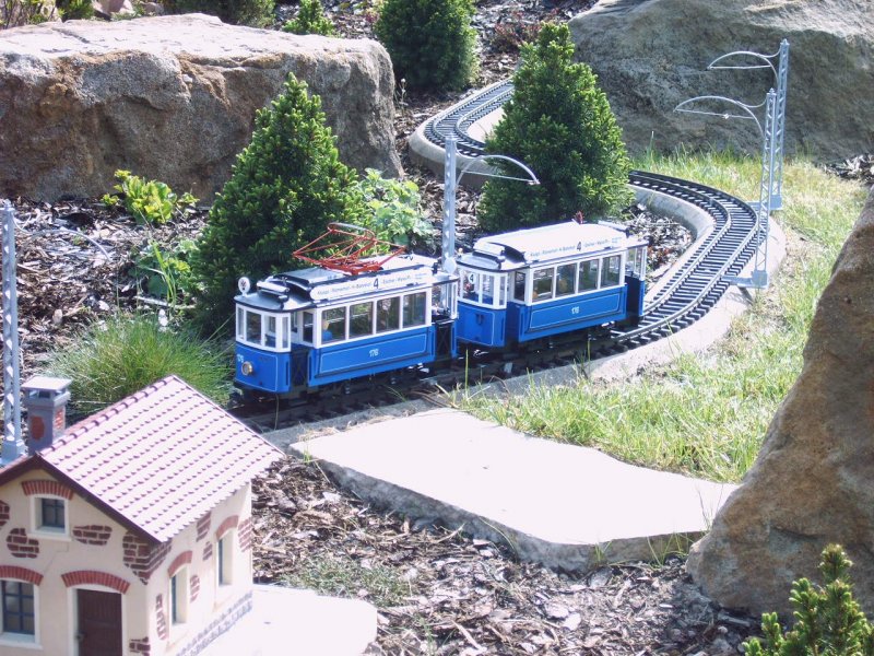 berlandstraenbahn der  Eisenbahnwelten Kurort Rathen . Ich mache eigendlich ungern Werbung aber ich finde den Service dort ausgezeichnet. Trotz das bis zum 30.4. nur Testbetrieb ist luft alles strungsfrei und der Blindengruppe, die ich dort begleitet habe wurde alles was zu sehen war sehr detailiert beschrieben. Ein Herzliches Danke schn an das Team der Eisenbahnwelten