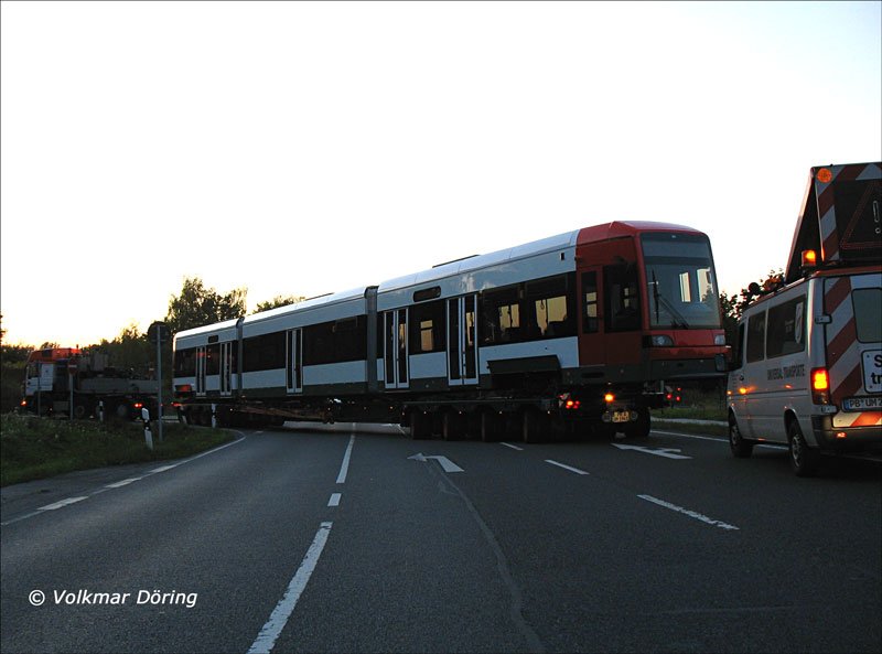 berlandtransport eines nagelneuen GT8N-1 FlexityClassics bei Auffahrt auf die Autobahn A4 in Bautzen-Ost, 13.09.2006
