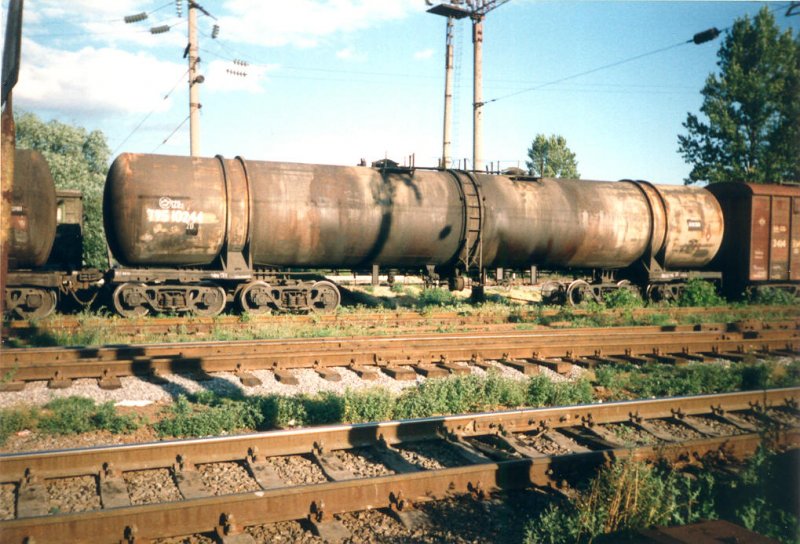 berlanger, 8-achsiger Kesselwagen fr Erdl oder Benzin im Bahnhof Winnyzja (Вінниця) am 20.07.1995. Foto und scan: W. Kastschenko
