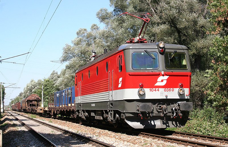 berlastet ist die 1044 036 am 13. September 2006 mit dem 54083 nicht wirklich als sie bei Unter Kritzendorf ber die Franz-Josef-Bahn dem Wiener Zentralverschiebebahnhof entgegen strebt.