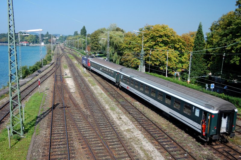 �bernommen werden die Wagen der  Prestige Continental Express  (PCE) Richtung Schweiz von einer Re 421, welche noch zwei weitere Schnellzugwagen EC 194 beistellt. (Lindau, 30. August 2008)
