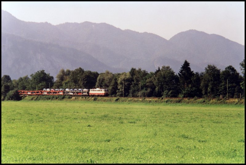 berraschend fhrt die 113 311 einen Autoreisezug aus sterreich richtung Rosenheim/Mnchen. Aufgenommen im Sommer 2003 zwischen Kiefersfelden und Oberaudorf.