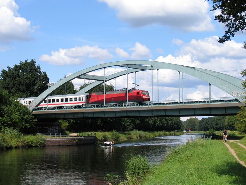 berraschend fr mich hing hinter dem von einer 101 vor dem Steuerwagen gezogenen Intercity IC 2213 in Richtung Hamburg (s. ID 216296) auch hinten eine Lok dran, eine 120er.  Brcke ber den Elbe-Lbeck-Kanal, 17.08.2008
