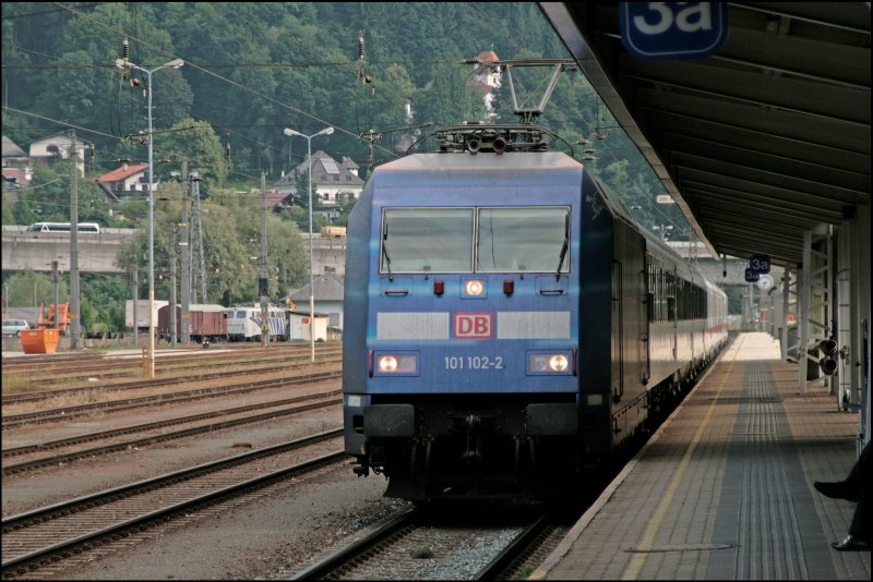 berraschend rollt 101 102 mit dem EC 81  GARDA  am Haken in Kufstein ein.