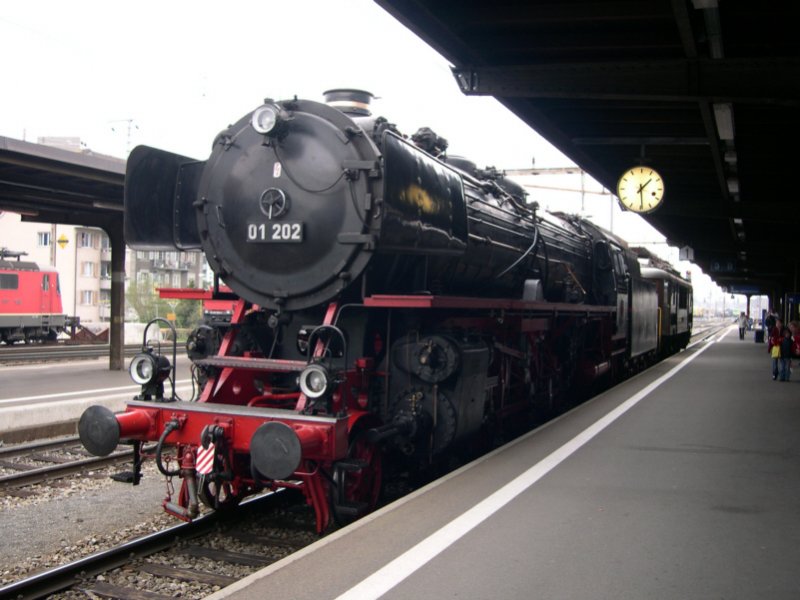 berraschend stand am 29.04.2006 die 01 202 der Eurovapor in Thun am Nachbarbahnsteig. Sie hatte eine BLS-E Lok am Haken.
