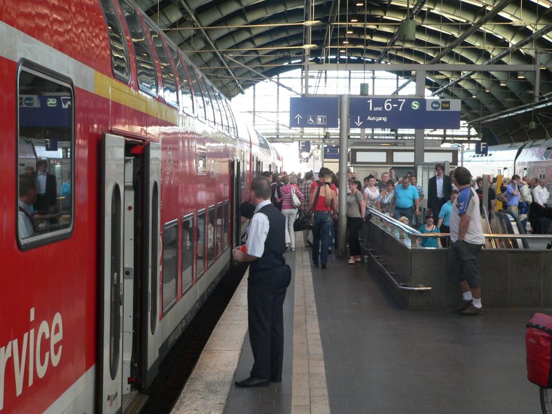 berraschender Notbetrieb bei der S-Bahn. Seit gestern fahren - zum zweiten Mal in diesem Jahr - keine S-Bahnen mehr auf der Stadtbahn zwischen Alexanderplatz und Westkreuz. Wieder einmal hilft der Regionalverkehr aus. 9.9.2009, Berlin Ostbahnhof
