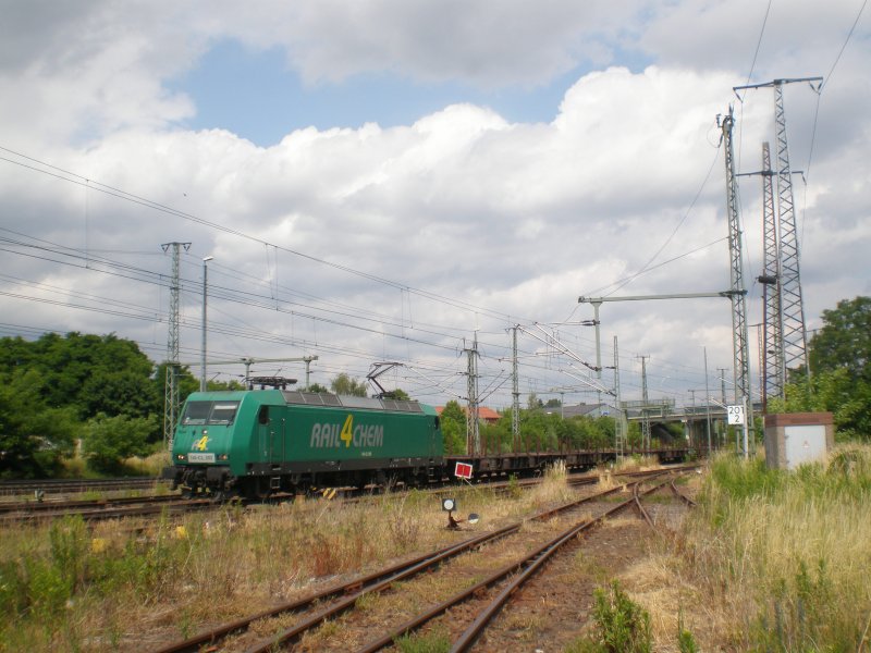 berraschenderweise keine Veolia Lok am Stahlzug,sondern die 145-CL 003.So gesehen am 16.6.08 bei der Durchfahrt in Wittenberg.