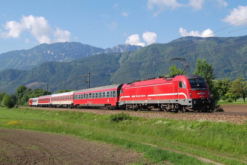 berraschenderweise war am 20.05.2009
der IC 502  Eurothermenresorts  mit
der 541 002 bespannt und war in
Kirchdorf/Kr.anzutreffen.