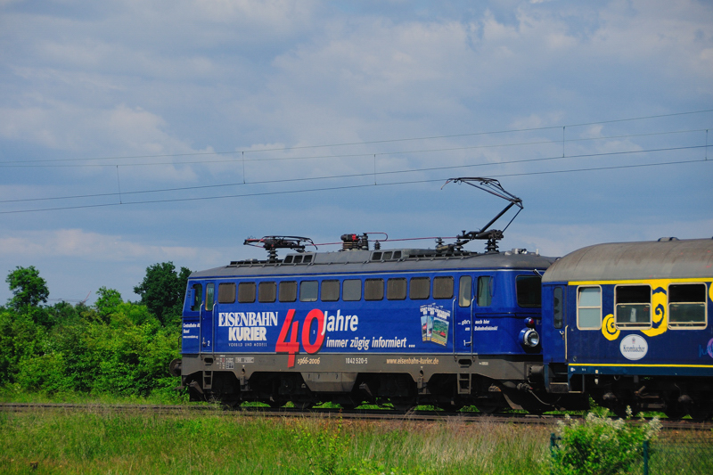 berrascht: Vllig lautlos kam 1042 520-5  Eisenbahn Kurier  mit dem Krombacher  Suferzug  die Bergstrae entlang... (Alsbach-Hhnlein, Fahrtrichtung Darmstadt, Juni 2009).