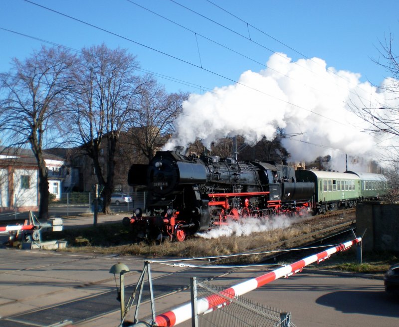 berrascht wurde ich am 16.02.2008 von 52 8154. Die Lok war samt Begleiterwagen von Leipzig aus unterwegs nach Neuss, wo eine Plandampfveranstaltung stattfinden soll. Aufnahme in Wallhausen (Helme). 