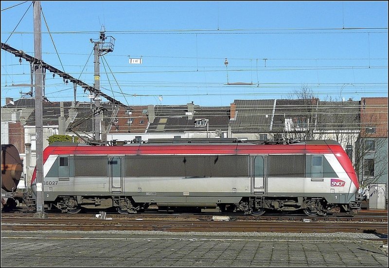 berraschung am 14.02.09 in Gent Sint Pieters: Die SNCF E-Lok  Astride  36027 durchfhrt den Bahnhof mit einem langen Gterzug am Haken. (Jeanny)