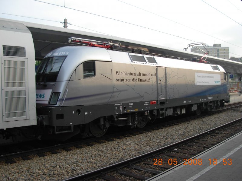 berraschung auf dem Bahnhof Wien-Meidling: eigentlich wartete ich auf den Spanien-Taurus, als pltzlich mit dem R2328 nach Bernhardsthal eine Lokomotive auftauchte, von der ich gar nicht wute, da es sie berhaupt gibt; 1116 038-9 mit einem Siemens-Aufkleber (28.5.2008).