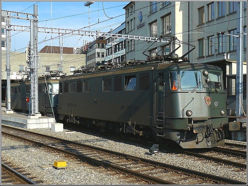 berraschung im Bahnhof von Bern: Am 30.07.08 fuhr mir dieser Lokzug bestehend aus Ae 6/6 11462  Biasca  und Ae 6/6 11488  Mendrisio  vor die Linse. (Hans) 