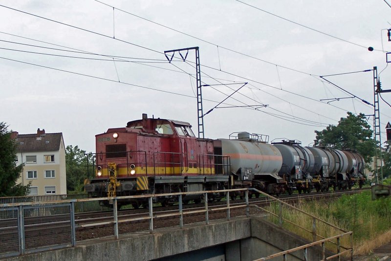 berraschung zur Abendstunde: 203 006-2 passiert am 06.07.2006 mit 4 Kesselwagen vom Abzw. Forsthaus kommend Niederrad. PS: Wer Angaben zum aktuellen Besitzer machen kann, um ggf. eine weitere Kategorie hinzu zu fgen, der kann mich gern kontaktieren.