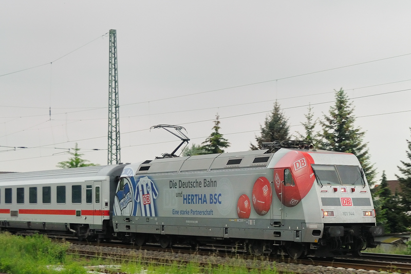 berraschungsgast am Abend: Am 2. Oktober hing seit langem mal wieder ne Werbe-101 am Pendler-IC 2094 (Mnchen-Ulm). 101 144  Hertha BSC  donnert gleich durch Offingen/Donau (KBS 980). Das erste Mal, dass die Lok im Sden war.  