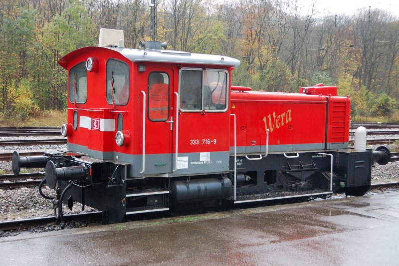  berregionale  Ausbildung: Whrend eines kurzen Wolkenbruchs flchtet alles in die kleine Kf... 333 716-9, auf  Wera  hrend, mit DB-Logo, eingestellt aber bei  Lokomotion  bietet dem Ausbilder von  Rent-a-Rail  und seinen Schtzlingen einen trockenen Unterstand an Bahnsteig 1 in Neuoffingen an der KBS 980/995. So gesehen und geschehen am 16. Oktober 2008.
