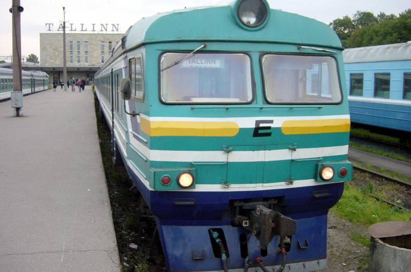 berregionaler Triebzug bereit zur Abfahrt aus dem Bahnhof Tallin, September 2003