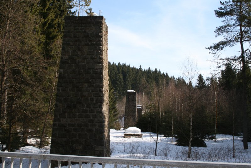 berreste des ehemaligen 162m langen Muldeviadukts kurz vor der Einfahrt Schnheide-Sd.Blick in Richtung Carlsfeld.Von der Brcke sind noch die beiden Widerlager und die zwei Pfeiler brig.