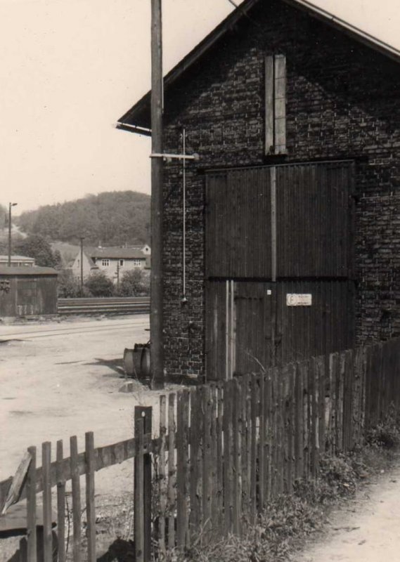 berreste vom Wilsdruffer Schmalspurnetz sind nur noch wenige zu finden. Das Bild zeigt den ehemaligen Lokschuppen der Schmalspurbahn Wilsdruff - Nossen im Zustand von 1982