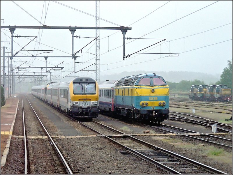 bersicht auf den Bahnhof von Gouvy fotografiert am 18.05.08: Neben der  composition dromadaire  (Lok BR 13 mit I 11 Wagen) steht die Diesellok 5529 und rechts im Bild sind 4 Loks der Srie 82 zu sehen. (Jeanny)