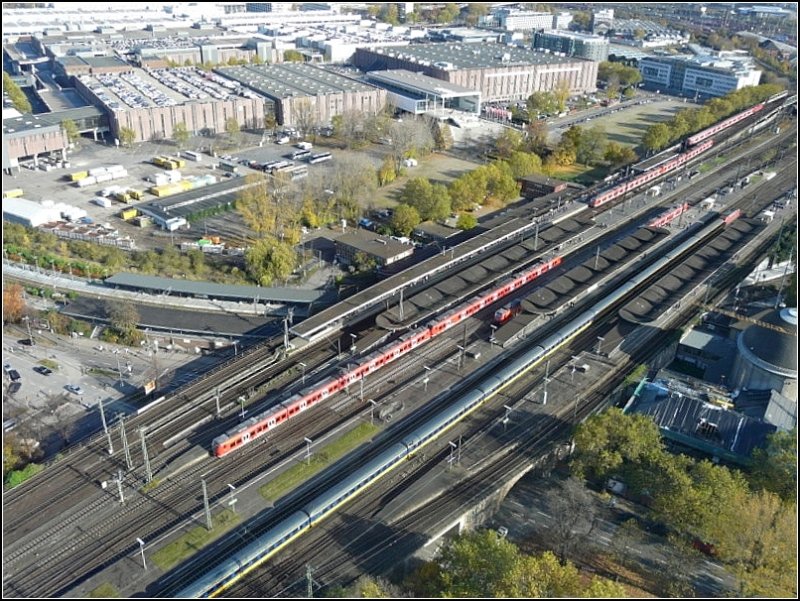 bersicht auf den Bahnhof Kln Messe/Deutz aufgenommen am 08.11.08 vom Triangle: Whrend oben der Regionalvekehr ein- und ausfhrt, durchfhrt unten ein langer Sonderzug mit niederlndischen Wagen den Bahnhof. (Jeanny)