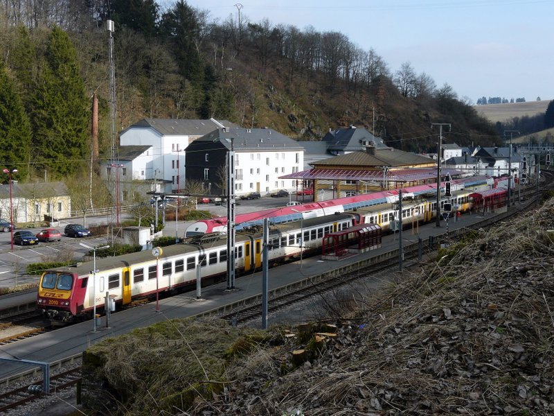 bersicht ber den Bahnhof von Troisvierges aufgenommen von der Strasse nach Biwisch am 23.02.08. Im Vordergrund die Doppeltraktion 2010 mit 2006, dahinter Lok 4020 mit Steuerwagen 014.