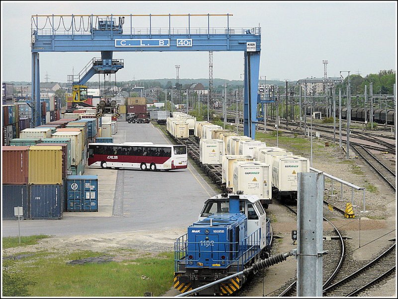 bersicht ber den Containerterminal in Bettembourg aufgenommen am Tag der offenen Tr. Die Besucher wurden mit CFL Bussen transportiert und erhielten an jedem Standort fachkundige Erklrungen. So dienen die weien Container rechts im Bild dem Transport von Magermilch nach Mailand, wo sie zu Mozzarella verarbeitet wird. Auerdem fahren von Bettembourg aus tglich Containerzge nach Antwerpen und Zeebrgge, wo die Waren verschifft werden. 2007 wurden von CFL Cargo 361 Tonnenkilometer zurckgelegt. 25.04.09 (Jeanny)