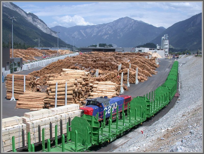 bersicht ber das riesige Holzlager der Sgerei Stallinger in Domat/Ems. Im Hintergrund der Montalin und davor die Stadt Chur.
24.05.2007
