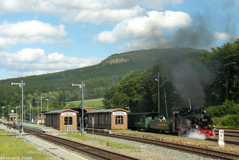 bersichtsaufnahme der Bahnsteige des Bahnhofes Cranzahl mit der nach Oberwiesenthal ausfahrenden 99 773. Aufgenommen am 26.07.2009