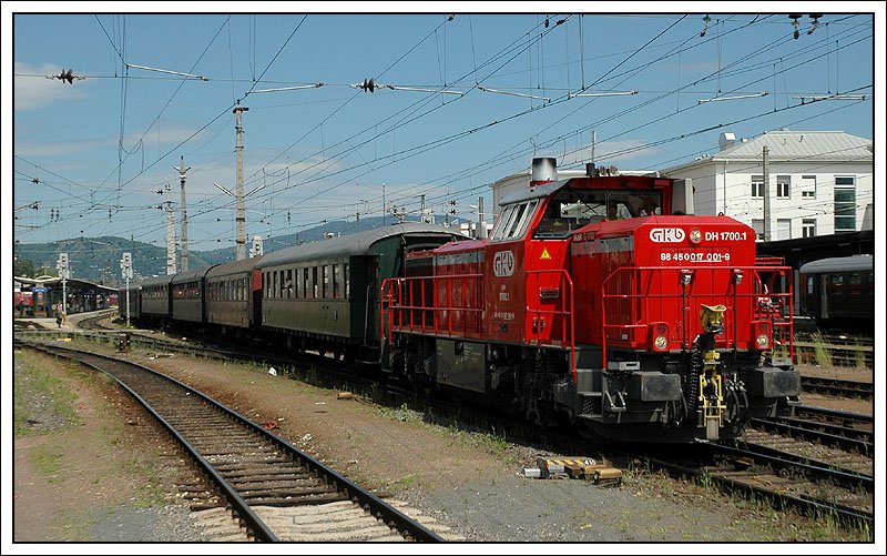 berstellung des E 16281 aus Linz von Graz Hauptbahnhof nach Graz-Kflacherbahnhof am 19.5.2007 durch GKB 1700.1 (MaK G 1700BB). Ob man noch einmal die Mglichkeit haben wird, die 1700.1 vor einem Nostalgiezug zu sehen, bezweifle ich.

