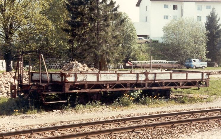 berzhliger Dienstwagen X 248 neben den Geleisen im Bahnhof von Saignelegier im Juni 1984