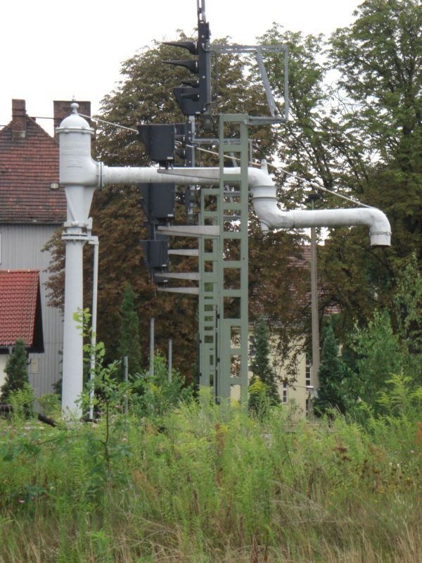 brig gebliebener und zugewachsener Wasserkran in Grlitz. (01.08.2008)