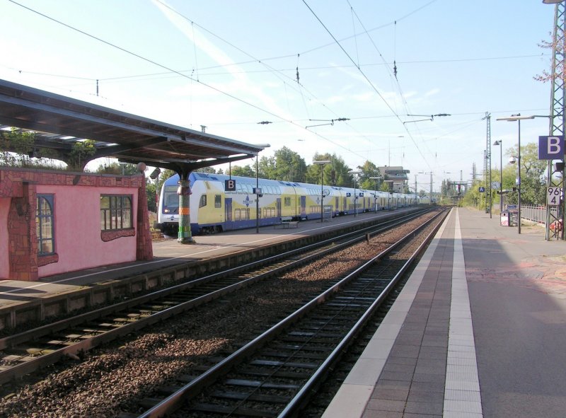 UELZEN (Landkreis Uelzen), 15.09.2005, ein Zug der Bahngesellschaft metronom im  Hundertwasser -Bahnhof