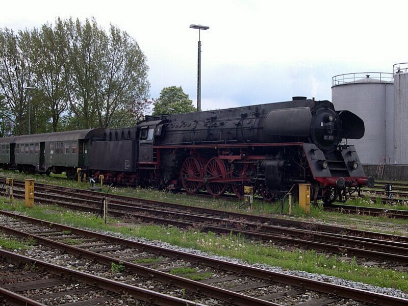  Uff dr schwbschen Oisebah  - Mehrere Extrazge erreichten am 05.05.2005 die Bodenseeinsel Lindau. Unter anderem auch dieser, mit 01 519 bespannte Zug, der auf die Rckfahrt nach Stuttgart wartete.