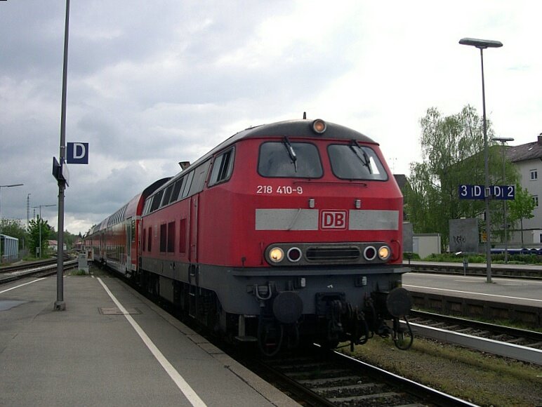  Uff dr schwbschen Oisebah  - Von 218 410-9 wird am 05.05.2005 der IRE 4223 Stuttgart - Lindau im Bodensee gezogen. Hier erreicht der Zug gerade den Stadtbahnhof von Friedrichshafen. 