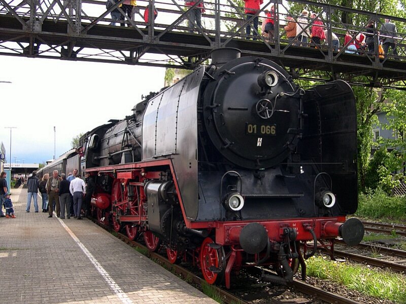 Uff dr schwbschen Oisebah - Mit einem Sonderzug nach Mnchen bricht am Nachmittag des 05.05.2005 die 01 066 (EDV 01 1066) von Lindau aus auf. Die Zeit bis zur Abfahrt wird von den Herren im Hintergrund noch fr ein wenig Fachsimpelei genutzt.