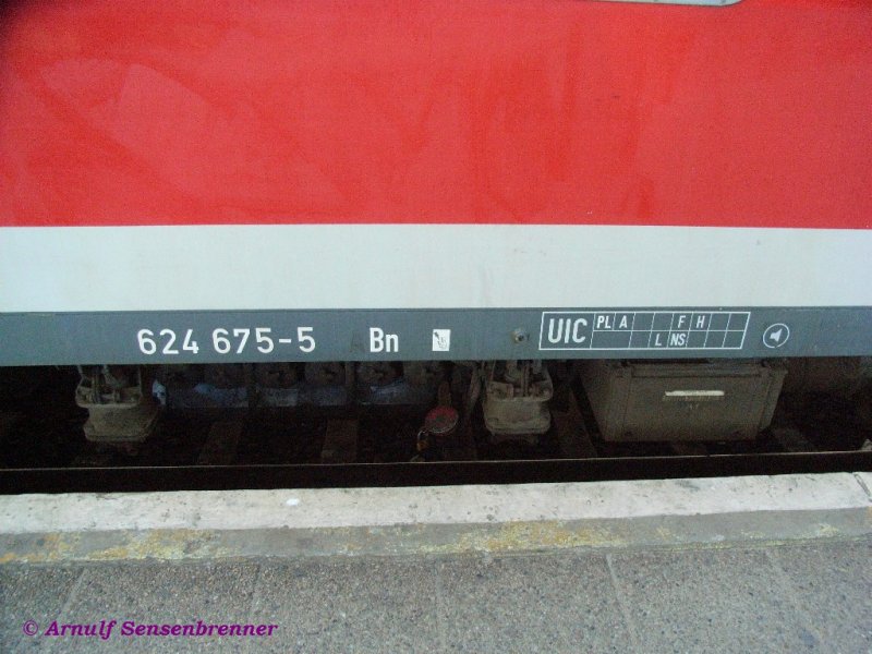 UIC-Anschriftsfeld des in Polen verkehrenden SA110-04: 
Er hat seine deutsche Anschrift als 624 675 behalten.
Immerhin hatte er hier auch schon eine Zulassung fr Polen :-)
Alle gesehenen SA110 hatten noch die deutschen Anschriften, aber nicht alle mit Zulassung fr Polen. Drfen die dann berhaupt in Polen fahren (lach)...

06.04.2007 Szczecin-Glowny 
