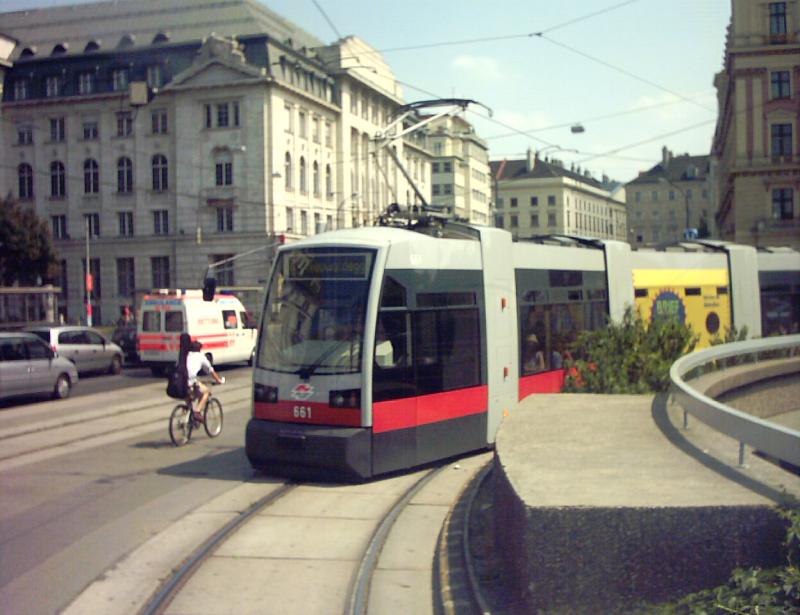 ULF661 Straenbahnlinie 43 (Schottenring - Neuwaldegg)
kurz nach der Ausfahrt aus der Endstation Schottenring
19.06.2003