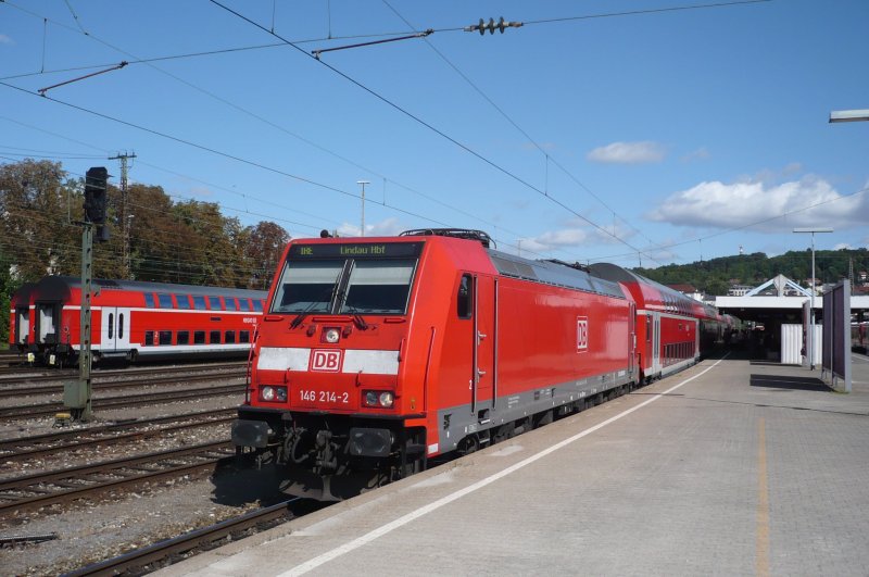 Ulm Hbf, den 29.08.09:

146 214-2 hat bis hierher den IRE aus Stuttgart gebracht, besser gesagt  hinaufgeschleppt . Nun darf eine BR 218 den Personenzug bernehmen. Nach einem kurzen Lok(fhrer)wechsel geht´s weiter in Richtung Lindau (Bodensee/Bayern).