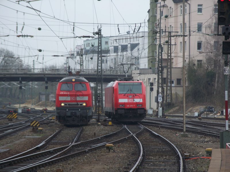 Ulm Hbf am 31. M�rz 2007 146 216-7 hat den IRE Stuttgart - Friedrichshafen-Stadt nach Ulm gebracht. Hier �bernimmt die bereitgestellte 218 443-0 den Zug und bringt ihn nach Friedrichshafen