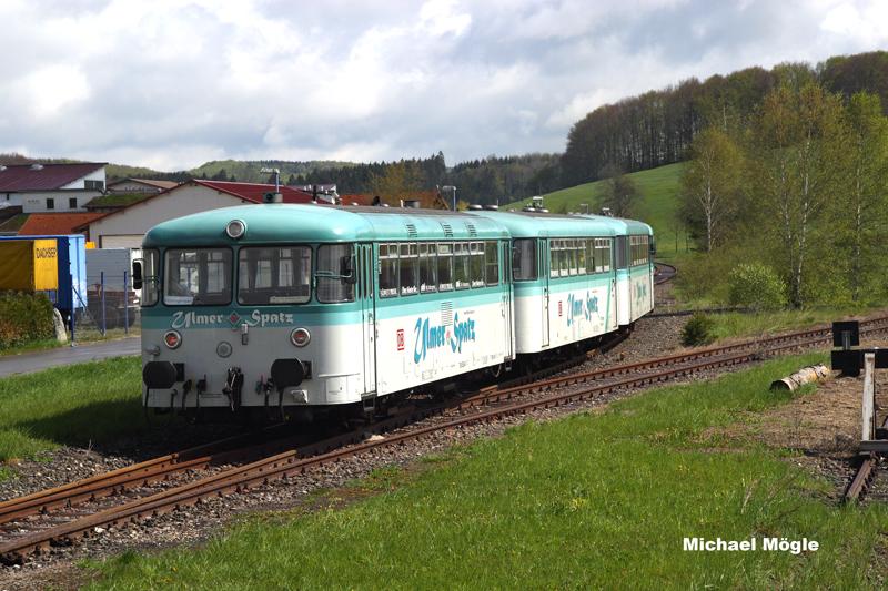 Ulmer Spatz auf der Strecke Kleinengstingen-Schelklingen kurz nach der Ausfahrt aus dem Bahnhof Kleinengstingen.
05/2005