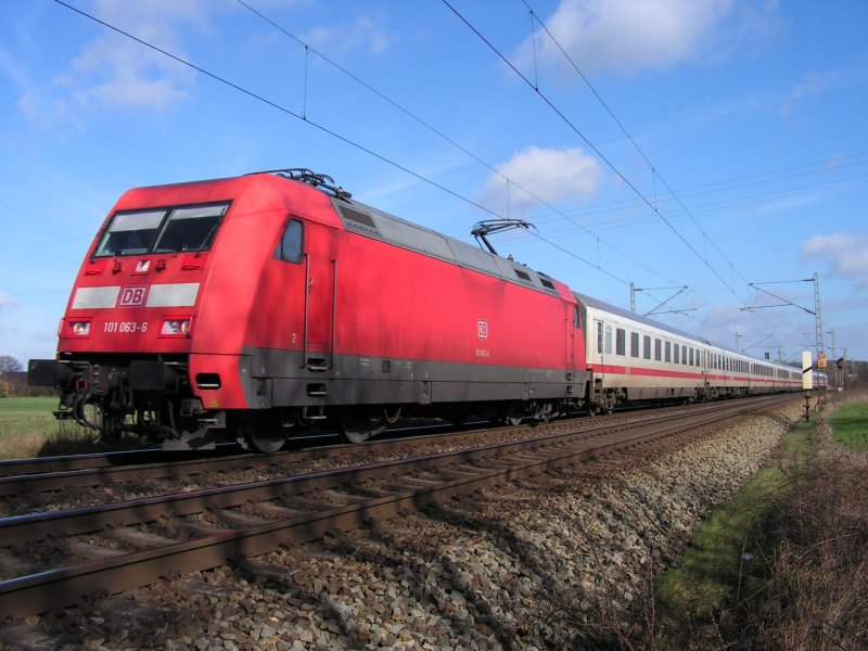 Um 10:40 Uhr passiert BR 101 063-6 mit dem IC das Dorf Drakenburg an der KBS 380 Richtung Hannover.