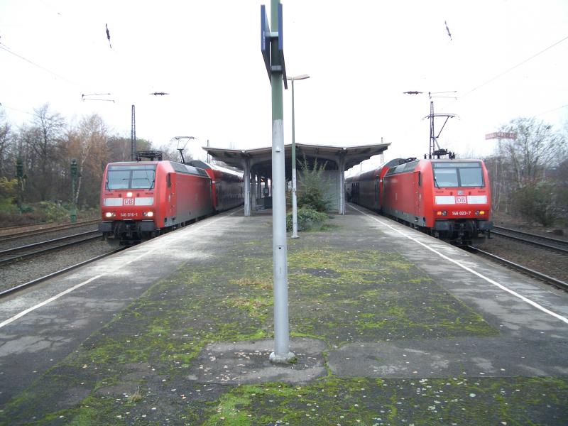 Um 14 Uhr trafen sie die beiden Zge der Linie RE1 im Bahnhof Wattenscheid
Es sind die loks 146-016 und 146-023