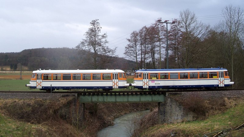 Um 14:04 hat der letzte Zug des Tages aus Hffenhardt bestehend aus VT 26 und VS 51 seinen Zielbahnhof Neckarbischofsheim Nord fast erreicht. Aufgenommen in der langen Kurve rund 1km vor dem Bahnhof, 06.02.08