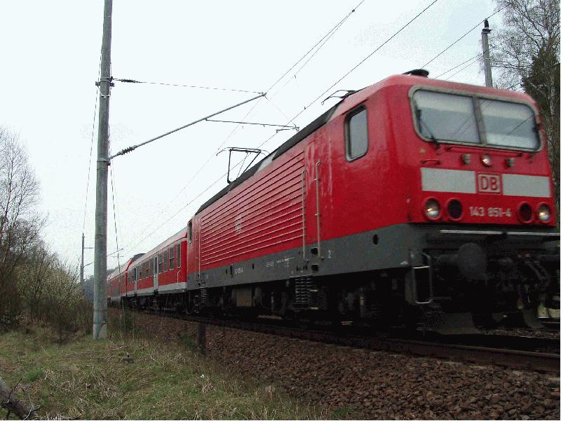 Um 14.43 h ist die 143 851-4 mit dem RE 38414 auf ihrem Rckweg nach Schwedt im Hohen Flming unterwegs.