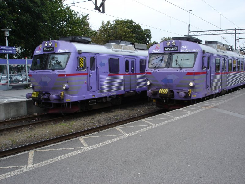 Um 16.35 Uhr stehen am 11.07.2007 gleich zwei Elektrotriebwagen der BR X11 im Bahnhof Ystad. Der Zug auf Gleis 2 ist vor wenigen Minuten aus Simirsham kommend eingetroffen und fhrt um 16.38 Uhr weiter nach Malm.
